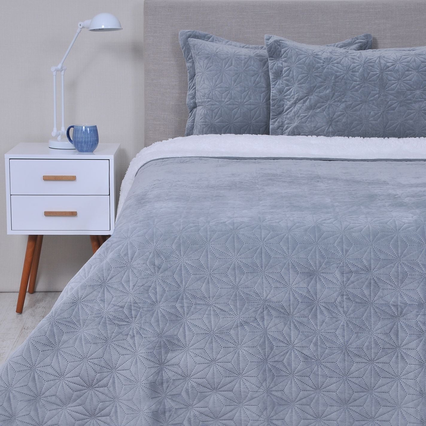Cubrecama Quilt Velvet-Sherpa Estrellas 1.5 Plazas Gris